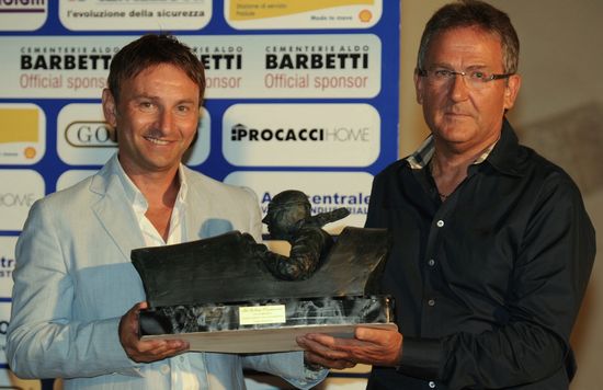 Andrea Montermini riceve il Memorial da Francesco Barbetti