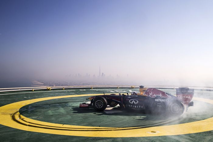 LInfiniti Red Bull Racing celebra con stile sul Burj Al Arab