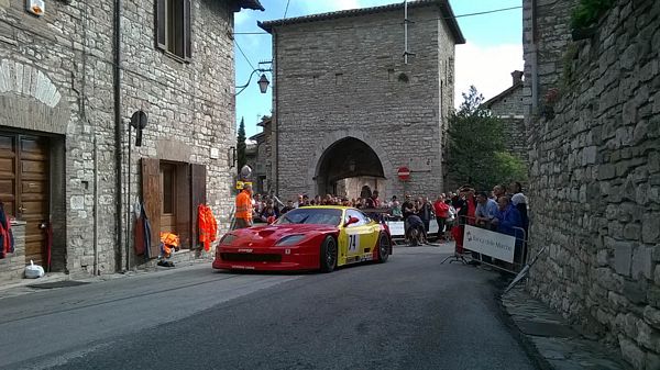 Pubblico delle grandi occasioni a Gubbio per il Trofeo Fagioli_qui la Ferrari di Nappi prima dello s