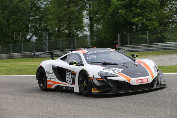 Un contatto compromette il debutto di Alex Fontana con McLaren GT