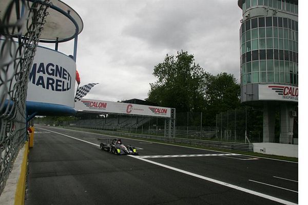 Davide Uboldi su Ligier vince gara 1 a Monza