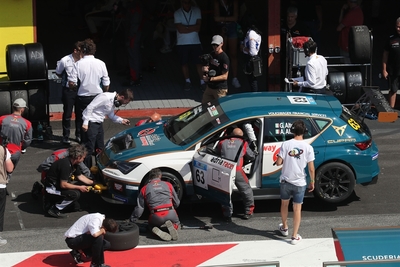 TCR Mugello Giovanni e Alessandro Alto trionfano su Seat Cupra