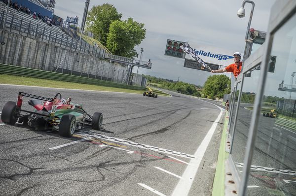 F2 Italian Trophy: Zanasi si impone in Gara 1 a Vallelunga 