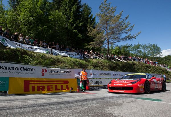 Ragazzi su Ferrari 458