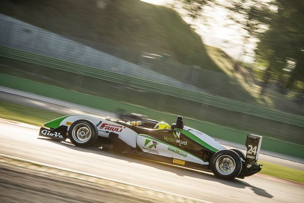 F2 Italian Trophy: Giorgio Venica conquista il successo in Gara 1 al Mugello