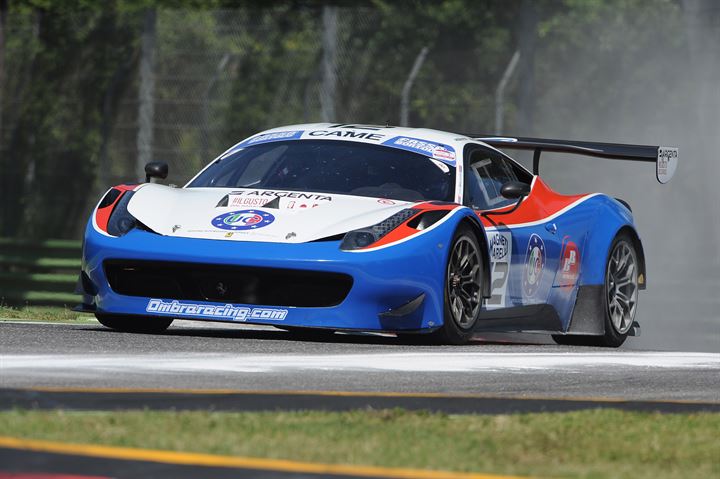 Frassineti-Beretta (Ferrari 458  Italia) si aggiudicano gara-1