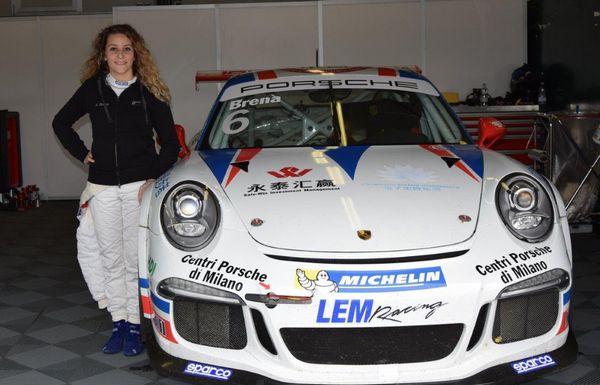Alessandra Brena soddisfatta dopo il test con la Porsche 911 GT3