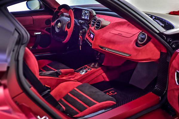 Garage Italia Customs conquista Dubai con l'Alfa Romeo 4C "La Furiosa"