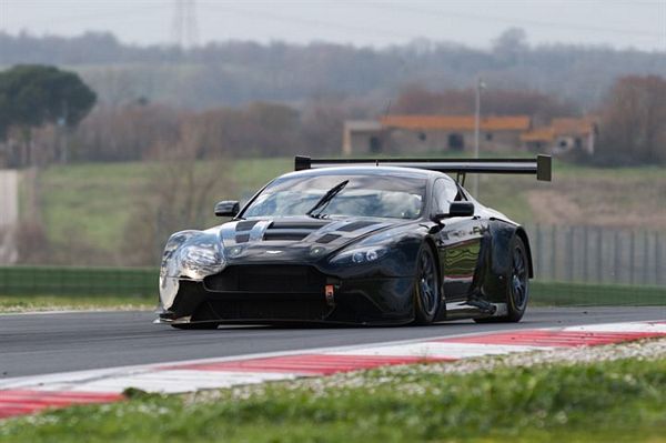 Max Mugelli affianca Francesco Sini al volante dell'Aston Martin