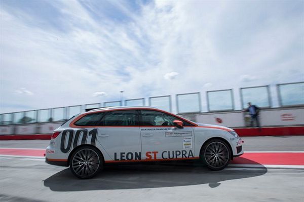 Debutta ad Adria la Seat Leon Cupra ST TCS di Alberto Bassi per il Campionato Italiano Turismo