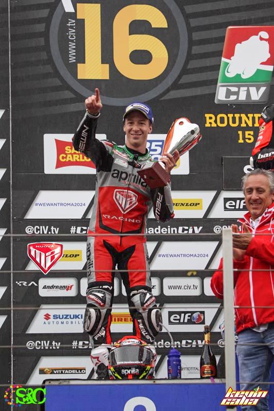 Kevin Calia secondo a Vallelunga son l'Aprilia RSV4 RF