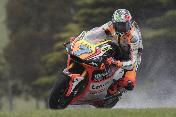 Prime prove sotto la pioggia a Phillip Island per il Forward Racing Team 
