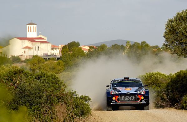 Neuville (Hyundai) è il primo leader del Rally Italia Sardegna