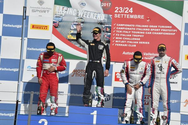 Lorenzo Veglia sul podio di Vallelunga