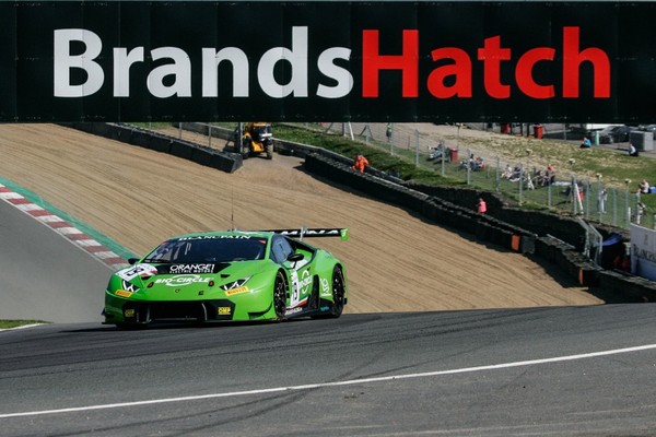 Un contatto pone fine alla gara di Andrea Caldarelli a Brands Hatch