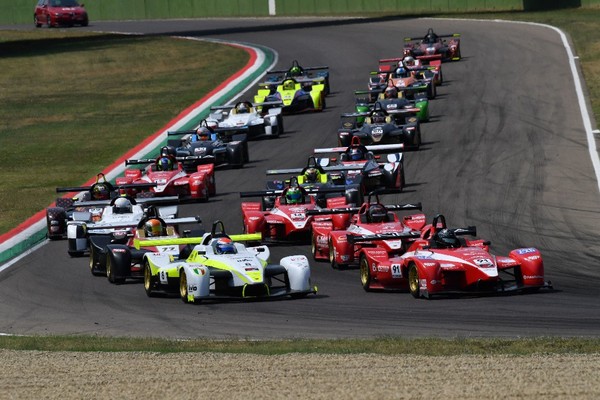 Weekend spettacolare a Imola per la Wolf GB08 Thunder 